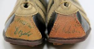 Sorry, no english description is available. ...  -  Condition: B.....Die Miniatur Fußballschuhe wurden von der Firma Adidas seit 1954 in handarbeit als WM-Souvenir produziert. --leicht verblaßt --Das Stück kommt direkt aus dem Nachlass von Reinhard "Stan" Libuda (1943-1996). 3.Platz Fußball - Weltmeisterschaft 1970. 26 DFB A-Länderspiele. 289 Bundesligaspiele Schalke 04 + Borussia Dortmund. Europapokalsiger 1966 mit Dortmund. DFB Pokalsieger 1972 mit Schalke. Deutscher Vize Meister 1966 (BVB) + 1972 (Schalke). Das Stücke wird mit einem Echtheitszertifikat ( COA) geliefert! - Bild 4