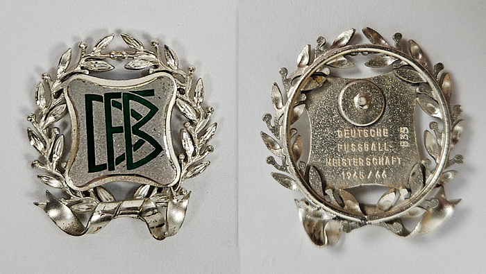 Sorry, no english description is available. ...  -  Condition: A.....Wurde vom DFB an die Spieler von Borussia Dortmund ausgegeben, die den zweiten Platz in der Abschlusstabelle der Bundesligasaison 1965/66 hinter 1860 München belegte. Die Spieler von 1860 München erhielten die gleiche Nadel vergoldet. Rarität!!!! Nadel abgebrochen und fehlt --Das Stück kommt direkt aus dem Nachlass von Reinhard "Stan" Libuda (1943-1996). 3.Platz Fußball - Weltmeisterschaft 1970. 26 DFB A-Länderspiele. 289 Bundesligaspiele Schalke 04 + Borussia Dortmund. Europapokalsiger 1966 mit Dortmund. DFB Pokalsieger 1972 mit Schalke. Deutscher Vize Meister 1966 (BVB) + 1972 (Schalke). Das Stücke wird mit einem Echtheitszertifikat ( COA) geliefert!