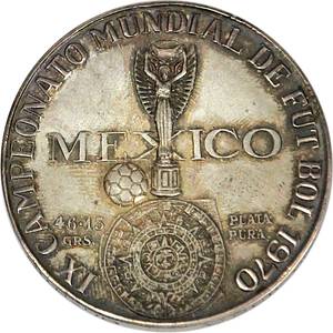  - World Cup 1970: Heavy silver commemorative medal for the 1970 Football World Cup in Mexico. Obverse: "X Campeonato mundial de futbol 1970 Mexico." Reverse: Historical scene depicting "Aztecs at Play." With trilingual edge engraving: "Welt Pokal 70. Coupe du monde 70. World cup 70." (Fine silver, 57 grams), 4.5 cm. --Very beautifully (VF) toned. A souvenir piece from the German international Stan Libuda, which he brought back from the 1970 Football World Cup in Mexico. Condition: A- - Bild 2