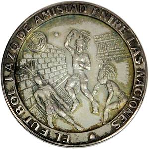 2Medaille WM1970  | Schwere silberne Erinnerungsmedaille auf die Fußball-WM 1970 in Mexico. Vorderseite: „X Campeonato mundial de futbol 1970 Mexico“ Rückseite: Histoische Szene „Atzteken beim Spiel“. Mit dreisprachiger Randgravur „Welt Pokal 70. Coupe du monde 70. World cup 70“. (Feinsilber, 57 gramm), 4,5 cm. - Bild 3