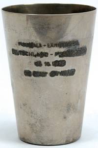 4Erinnerungsbecher 1962 - Leo Wilden  | Versilberter Erinnerungsbecher mit Gravur „Fussball Länderspiel Deutschland - Frankreich 24.10.1962. Die Stadt Stuttgart“. Höhe: 10,5 cm. Bekam Leo Wilden für seine Teilnahme an diesem Länderspiel. - Bild 2