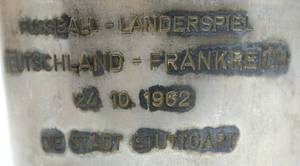  - Silver plated beaker from the Town of Stuttgart. Engraved „Fussball Länderspiel Deutschland - Frankreich 24.10.1962. Die Stadt Stuttgart“. Presented to Helmut Jahn and other players and officials at the Germany vs France match. Height 10.5 cm, --tarnisehd Condition: A- - Bild 3