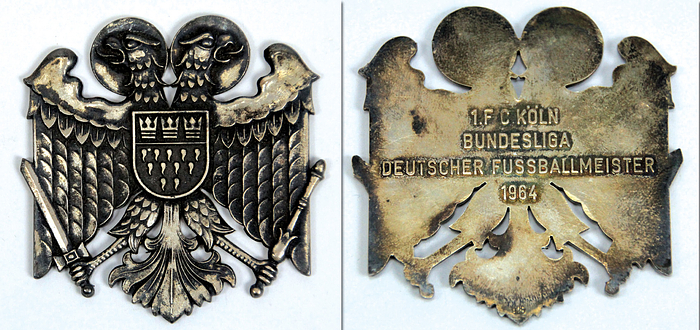 Sorry, no english description is available. ...  -  Condition: A.....Der 1.FC Köln war die erste Mannschaft die die Meisterschaft der Bundesliga gewann und damit eine neue Ära im deutschen Fußball einleitete. Das 1963/1964 war das erste Jahr in dem es eine bundesweite 1.Liga gab. Vorher gab es Meisterschaftendspiele, an denen die Meister der Oberligen und vor dem 2.Weltkrieg die Meister der Gauligen teilnahmen.  Rarität!! --angelaufen ---Das Stück kommt direkt aus dem Nachlass von Leo Wilden (1936-2022). Urgestein des 1.FC Köln (1959-63 119 Oberligaspiele, 1963-66 63 Bundesligaspiele). Deutscher Meister 1962 + 1964, Vizemeister 1960 + 1963, 4x Westdeutscher Meister. 15 DFB A-Länderspiele. Teilnehmer Fußball - Weltmeisterschaft 1962. Das Stücke wird mit einem Echtheitszertifikat ( COA) geliefert!