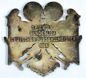 Sorry, no english description is available. ...  -  Condition: A.....Der 1.FC Köln war die erste Mannschaft die die Meisterschaft der Bundesliga gewann und damit eine neue Ära im deutschen Fußball einleitete. Das 1963/1964 war das erste Jahr in dem es eine bundesweite 1.Liga gab. Vorher gab es Meisterschaftendspiele, an denen die Meister der Oberligen und vor dem 2.Weltkrieg die Meister der Gauligen teilnahmen.  Rarität!! --angelaufen ---Das Stück kommt direkt aus dem Nachlass von Leo Wilden (1936-2022). Urgestein des 1.FC Köln (1959-63 119 Oberligaspiele, 1963-66 63 Bundesligaspiele). Deutscher Meister 1962 + 1964, Vizemeister 1960 + 1963, 4x Westdeutscher Meister. 15 DFB A-Länderspiele. Teilnehmer Fußball - Weltmeisterschaft 1962. Das Stücke wird mit einem Echtheitszertifikat ( COA) geliefert! - Bild 3