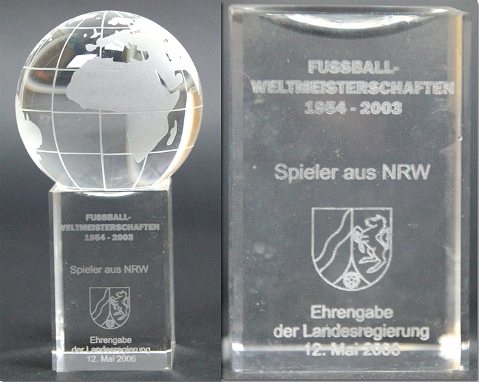 Sorry, no english description is available. ...  -  Condition: A.....-Das Stück kommt direkt aus dem Nachlass von Leo Wilden (1936-2022). Urgestein des 1.FC Köln (1959-63 119 Oberligaspiele, 1963-66 63 Bundesligaspiele). Deutscher Meister 1962 + 1964, Vizemeister 1960 + 1963, 4x Westdeutscher Meister. 15 DFB A-Länderspiele. Teilnehmer Fußball - Weltmeisterschaft 1962. Das Stücke wird mit einem Echtheitszertifikat ( COA) geliefert!