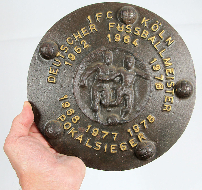 Sorry, no english description is available. ...  -  Condition: A.....-Das Stück kommt direkt aus dem Nachlass von Leo Wilden (1936-2022). Urgestein des 1.FC Köln (1959-63 119 Oberligaspiele, 1963-66 63 Bundesligaspiele). Deutscher Meister 1962 + 1964, Vizemeister 1960 + 1963, 4x Westdeutscher Meister. 15 DFB A-Länderspiele. Teilnehmer Fußball - Weltmeisterschaft 1962. Das Stücke wird mit einem Echtheitszertifikat ( COA) geliefert!