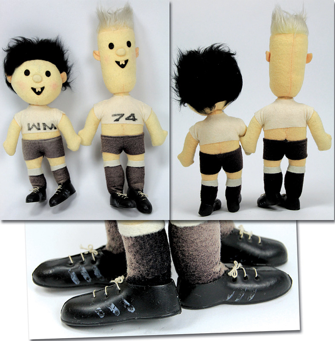 Maskottchen WM 1974  | „Tip und Tap“, die offiziellen Maskottchen der WM 1974 in Deutschland. Farbige Püschfiguren mit Kunstsoffshuhen. Höhe 26 + 22 cm.