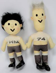 Maskottchen WM 1974  | „Tip und Tap“, die offiziellen Maskottchen der WM 1974 in Deutschland. Farbige Püschfiguren mit Kunstsoffshuhen. Höhe 26 + 22 cm. - Bild 3