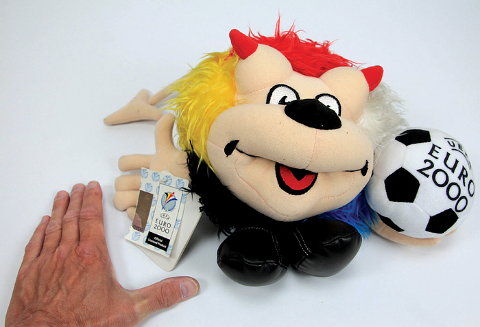UEFA Euro 2000 Belgien/Holland. Official Mascott - UEFA Euro 2000 Belgien/Holland. Official Mascot "Benelucky" as cuddly toy, size 32x22 cm. Very rare! --Ball slightly stained Condition: A-