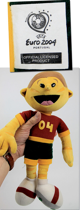 Maskottchen EM 2004  | „Peluche“.Offizielles Plüschmaskottchen der UEFA Fußball-Europameisterschaft 2004 in Portugal. Höhe 40 cm.