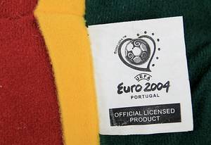 - UEFA Euro 2004 Portugal.  "Peluche".Official plush mascot of the UEFA European Football Championship 2004 in Portugal. Height 240cm. Very rare! Original mascot from 2004 with original manufacturer's fabric badge. NOT a fake (fake mascots have constantly been on offer on ebay for about 15 years!). Condition: A - Bild 3