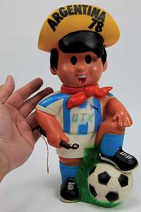 Maskottchen WM 1978  | „Gauchito“. Offizielles Maskottchen der WM 1978 in Argentinien. Große farbige Kunststofffigur als Spardose. 30x17x10 cm. - Bild 2