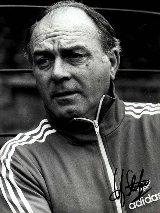 Di Stefano, Alfredo  | (1926-2014) s/w-Pressefoto mit Originalsignatur von Alfredo di Stefano. Fußball-Legende und WM-Teilnehmer 1962 mit Italien.  24x18 cm.