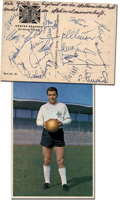 Nationalmannschaft 1966  | Bergmann Sammelkarte Günter Bernard Nr. 83. Auf der Rückseite mit 21 original Unterschriften der deutschen Vize - Weltmeister von 1966. 14,5x10,5 cm.