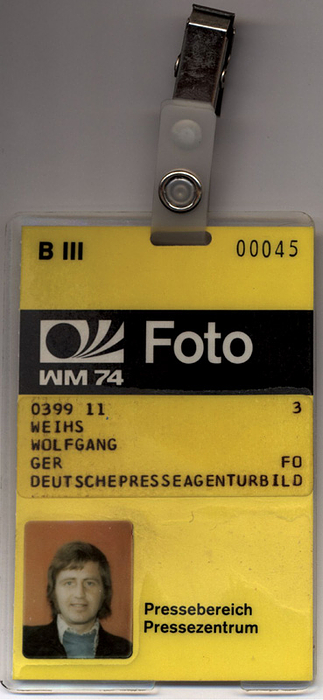 Ausweis WM 1974  | Offizieller Ausweis eines Fotografen für die FIFA Fußball-Weltmeisterschaft 1974 in Deutschland mit Lichtbild, 11x8 cm. Mit original Clip.