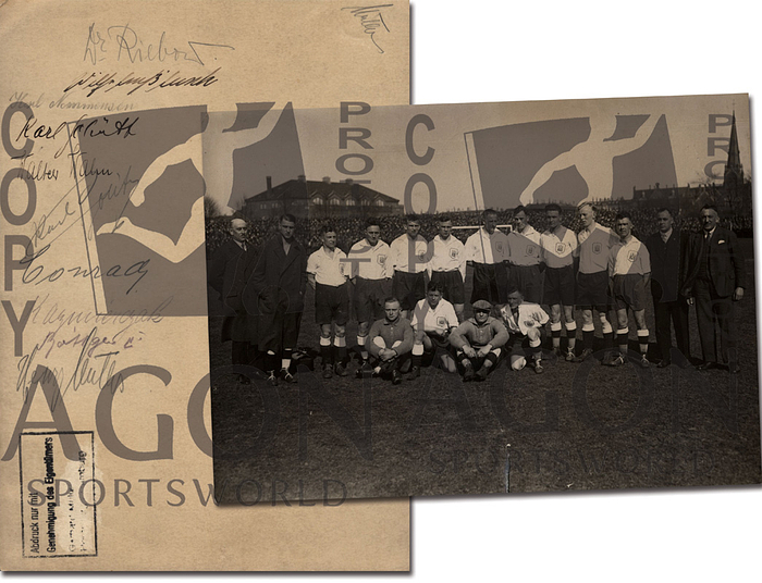 Hamburg Stadtauswahl 1929-1933  | Großes S/W-Pressefoto von der Stadtauswahl von Hamburg ca. 1929-1933. Auf der Rückseite 10 original Signaturen der Spieler a.a. Henry Müller (1896-1982; 9x DFB A- Länderspiele, Viktoria Hamburg); Karl Nommensen (Altona 93), Karl Schütt (SV Harburg), Walter Wahn (Union 03 Altona), Dr. Riebow (Vorsitzender des NFV), 23x17 cm.