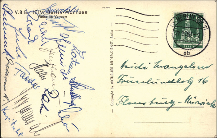 Nationalmannschaft 1958  | Postkarte vom 19.11.1958 vom Länderspiel Deutschland - Österreich in Berlin mit 15 Originalsignaturen u.a. der deutschen Spieler: Haller, Sawitzki, Zastrau, Stollenweck, Schön, Faeder, Schnellinger, Rahn, Seeler, Erhardt, Eckel, Schmidt, Szymaniak, Kapituski u.a., 15x10,5 cm.