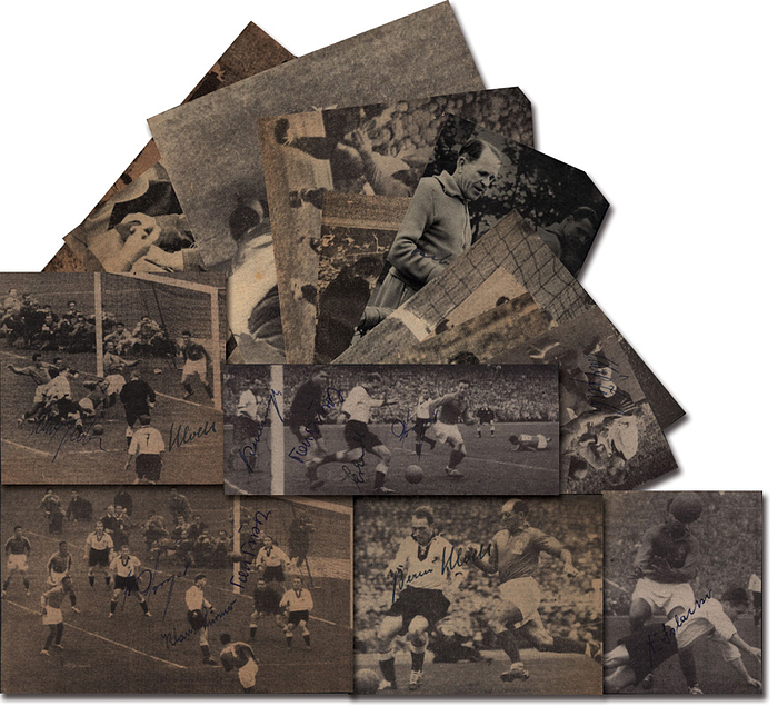 Nationalmannschaft 1954  | 23 Zeitungsbilder vom Länderspiel Deutschland v Frankreich am 16.10.1954 in Hannover mit original Signaturen der deutschen Nationalspieler: Kohlmeyer, 2x K.Stürmer, 3 Klodt, 2x Erhardt, 3x Herberger, 6x Turek, 9x U.Seeler, 7x Posipal, 2x Islacker. 18x15 bis 6x4 cm.