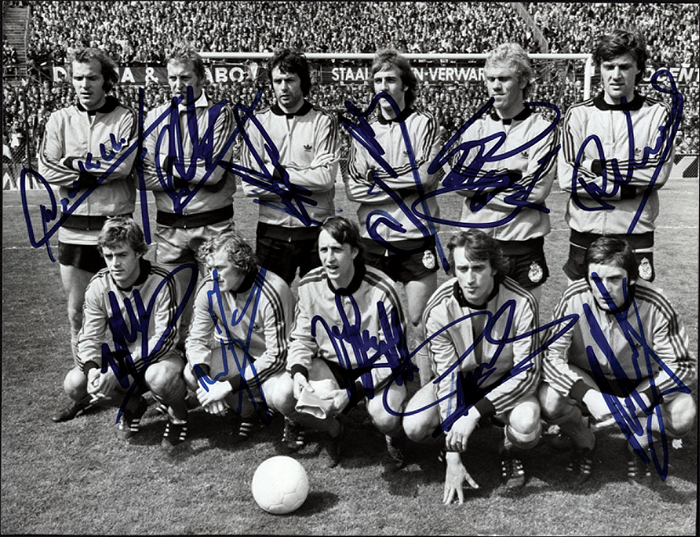  - Autograph Football 1975 Netherlands: b/w press photo of the Dutch national team in 1975 with the original signatures of all 11 players: Johan Cruijff, Schrijvers, Suurbier, Rijsbergen, Thijssen, van de Kerkhof, Krol, Neesekens, Rep, W.Jansen, Rensenbrink, van Kraaij.. 23.8x18.1 cm. Condition: B