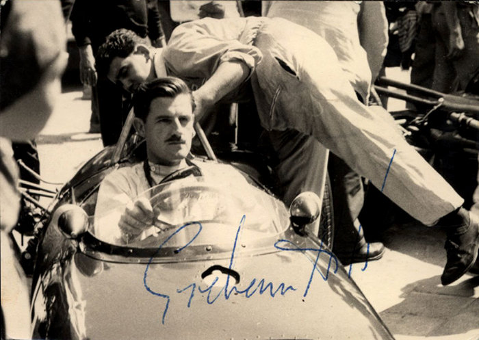 Hill, Graham  | (1929-1975) S/W-Foto mit Originalsignatur von Graham Hill. Britischer Automobilrennfahrer und 2facher Formel-1 Weltmeisters von 1962 + 1968 Graham Hill (176 Grand Prix). 10,5x7,5 cm.