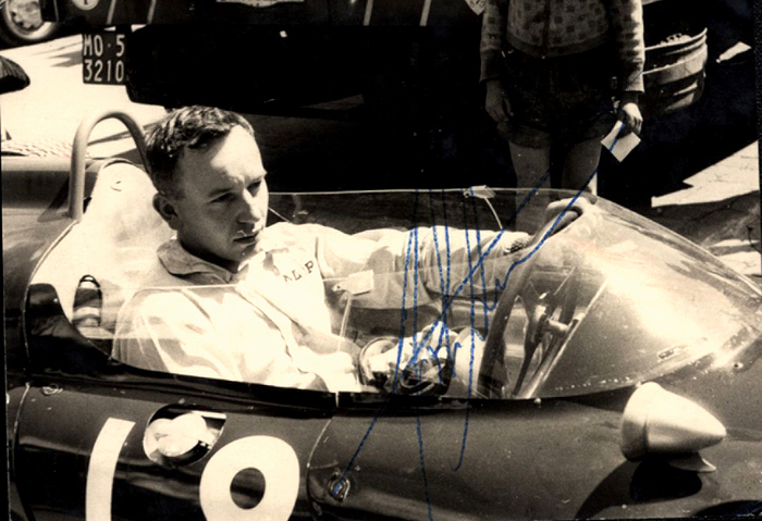  - (1934–2017) B&W photo of John Surtees. English Formula 1 World Champion (1964) and 7-time Motorcycle World Champion. With original autograph. 10 x 7.5 cm. Condition: A-