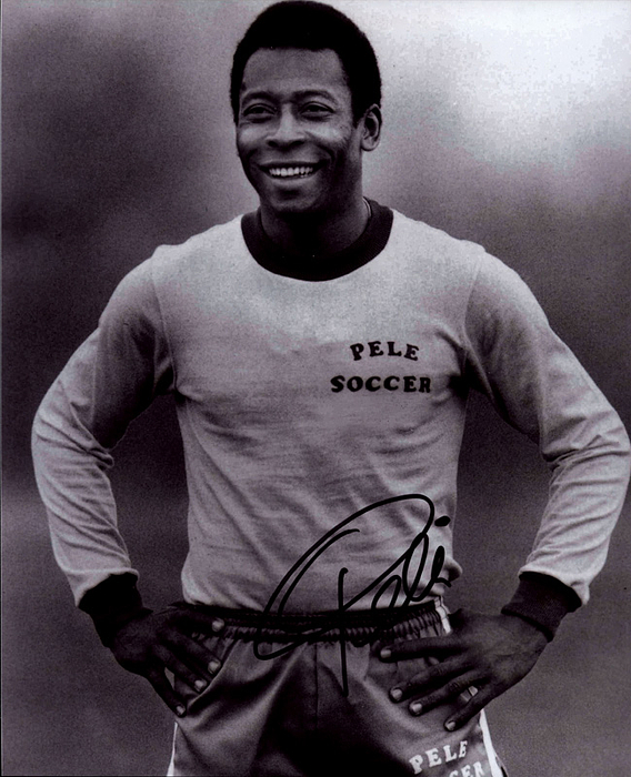  - Autograph World Cup Champion 1970. Pele: (1940–2022) Large black-and-white reproduction photograph with original signature by Pelé. (Brazilian footballer—World Champion in 1958, 1962, and 1970). 26 x 23.5 cm. Mounted in a passe-partout within its original frame (lacquered wooden molding), 25 x 20.5 cm. Includes Certificate of Authenticity from "Onetruth.de". Condition: B