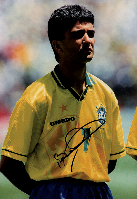  - Large colour photo of Bebeto with original signature. Bebeto was World Champion with Brazil in 1994. He played in the Intercontinental Cup Final against Borussia Dortmund in 1997. 26.6x17.8 cm. Condition: A