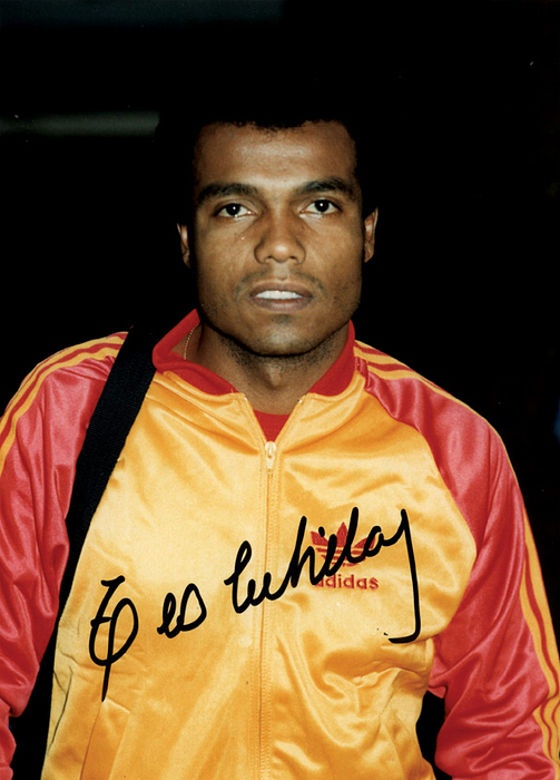 Cubillas, Teofilo  | Farbfoto mit original Signatur von Teofilo Cubillas (Peru). Fußball WM - Teilnehmer 1970, 1978, 1982. Torschützenkönig bei der Fußball Weltmeisterschaft 1978. 17,5x12,5 cm.