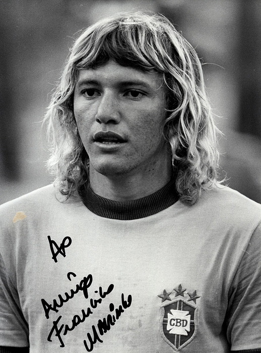Marinho, Francisco  | (1952-2014) S/w-Pressefoto mit Originalsignatur von Francisco Marinho. Teilnehmer - Fußball Weltmeisterschaft 1974 mit Brasilien. 24x18 cm.
