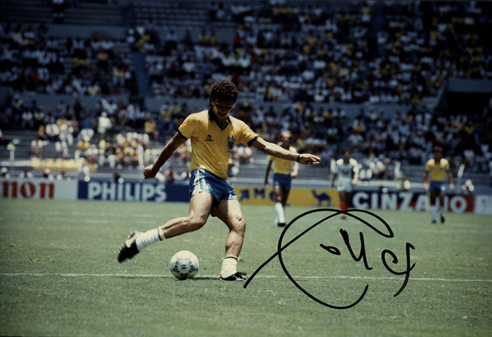 Careca  | Farbfoto von Careca im Trkot von Brasilien mit original Signatur. Teilnehmer ander Fußball Weltmeisterschaft 1990 und 1986. Torschützenkönig World Cup 1986. 30x20 cm.