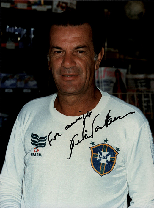 Santana, Tele  | (1931-2006) Farbfoto mit original Signatur von Tele Santana. Trainer der Fußball Nationalmansnchaft von Brasilien bei der Fußball - Weltmeisterschaft 1982 + 1986, 23,5x17,5 cm.