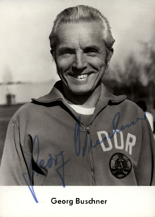 Buschner, Georg  | (1925-2007) S/W-Autogrammkarte mit Originalsignatur vom verstorbenen Trainer der DDR Nationalmannschaft und Motor/Carl-Zeiss-Jena Georg Buschner. 14x10 cm.