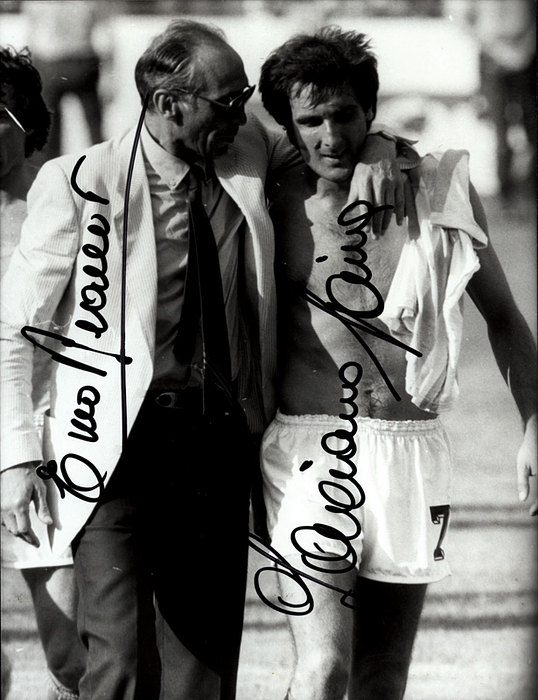  - World Cup 1982 Italia. Black-and-white press photo featuring the original signatures of Gaetano Scirea (1953–1989)—a member of Italy's 1982 World Cup-winning team—and the team's coach, Enzo Bearzot (1927–2010). 21.5 x 16.5 cm. Condition: A-