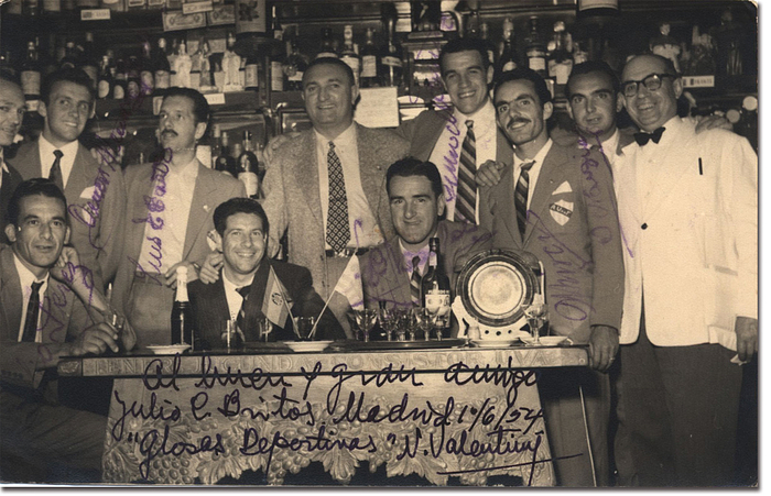  - World Cup 1950 b/w-Foto signed by the Champions: Black-and-white photograph featuring four original signatures of members of the 1950 Uruguayan World Cup-winning team—Roque Maspoli (1917–2004), Oscar Omar Miguez (1927–2006), and Julio Gervasio Pérez Gutiérrez (1926–2002)—along with 1954 World Cup participant Luis Castro (1921–2002). 16.5 x 11 cm. Condition: 