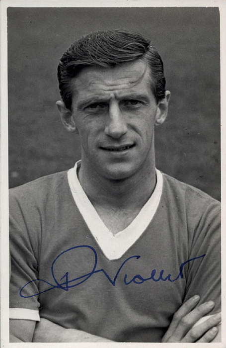 Viollet, Dennis  | (1933-1999) S/W-Foto vom „Europapokal-Torschützenkönig 1956/57: Dennis Viollet im Trikot vom Manchester United FC mit Originalsignatur. 2 Länderspiele für England, 13,5x8,6 cm.