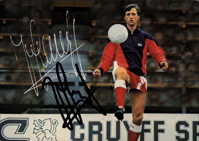 Cruyff, Johan  | (1947-2016) Farb-Autogrammkarte "Cruyff Sports" mit faksimilie Unterschrift und mit Originalsignatur von Johan Cruyff. Niederländischer Vize-Weltmeister 1974 und 1978. 15x10,5 cm.