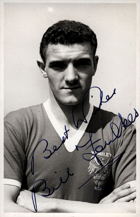  - (1932–2013) Black-and-white photo with original signature by Bill Foulkes—4-time champion with Manchester United and 1 international cap. 13.5 x 8.6 cm. Condition: A