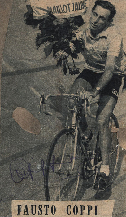 Coppi, Fausto  | (1919-1960) Originalsignatur von Fausto Coppi (Italien) auf S/W-Magazinfoto. Zweifacher Tour de France Sieger 1949 und 1952 und Weltmeister 1953 aus Italien, 13,5x8 cm.