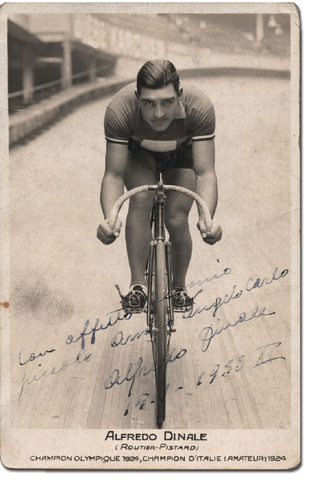 Dinale, Alfredo  | (1900-1976) S/W-Fotopostkarte mit original Signatur von Alfredo Dinale (ITA) in Tinte, datiert 19.1 1933. Goldmedaille mit Italien im Radsport Mannschaftsverfolgung bei den Olympischen Spielen 1924, 14x9 cm.