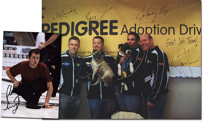 Curling - Kanada 2010  | Goldmedaille im Curling Herren bei den Olympischen Wintespielen 2010 für Kanada. Farbfotokopie mit original Signaturen von Kevin Martin (Silber 2002), John Morris (Gold 2018), Marc Kennedy (Gold 2026), Ben Hebert (Gold 2026), 26,5x20,5 cm und Adam Enright auf einem Farbreprofoto, 15,5x10 cm. KOMPLETTES TEAM.