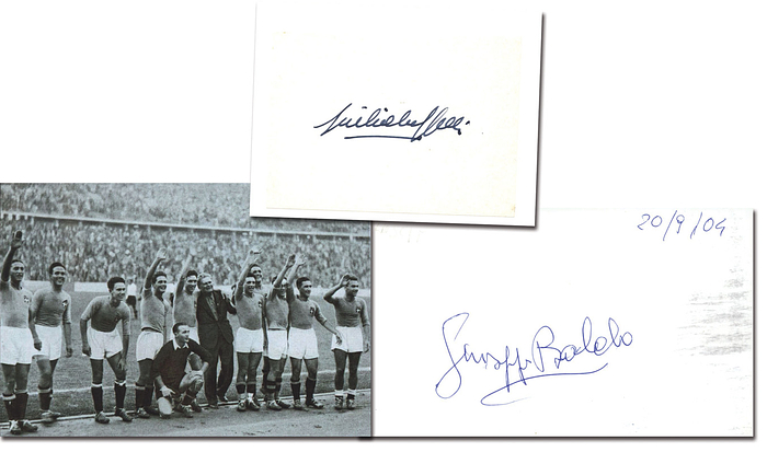 Italien 1936  | Zwei original Signaturen der italienischen Fußballmannschaft die bei den Olympischen Spielen 1936 in Berlin die Goldmedaille gewann. Blancosignaturen montiert mit S/W-Sammelbilder auf Samlerblatt (28x20 cm) Unterschriften Guiseppe Baldo (1914-2007) und Giulio Cappelli (1911-1995), 14x8,5 + 11x8 cm.