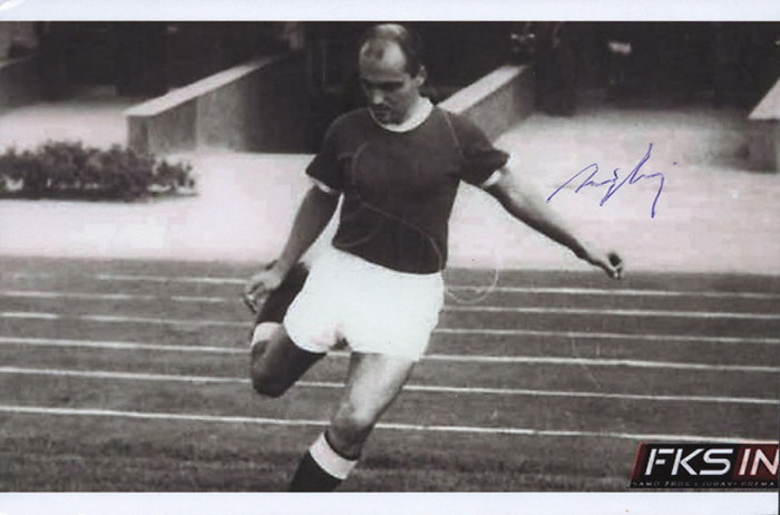 Biogradlic, Ibrahim  | (1931-2015) S/W-Reprofoto mit original Signatur von Ibrahim Biogradlic (JUG). Hat mit Jugoslawien bei den Olympischen Spielen 1956 die Silbermedaille im Fußball gewonnen.
