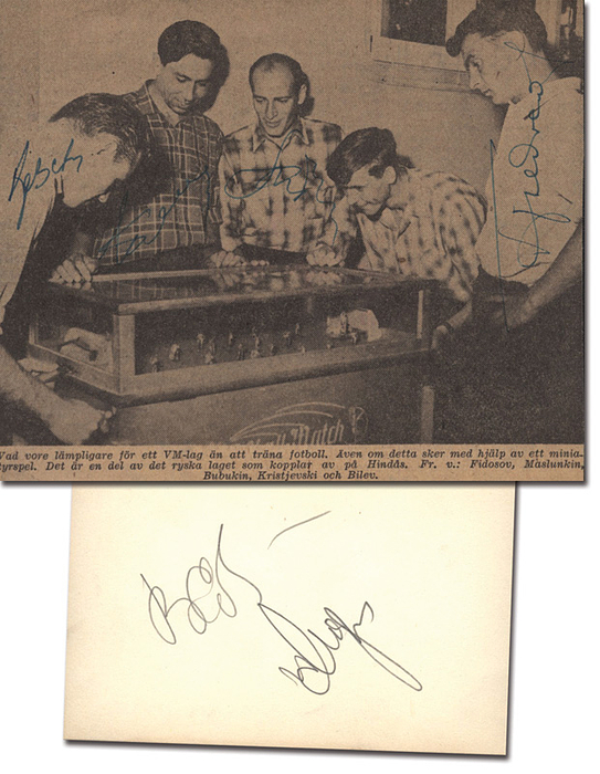 Bubukin / Masljonkin  | (1933-2008) Zeitungsfoto und Blancobeleg jeweils mit original Signatur von Walentin Bubukin (URS) und auf dem Zeitungsfoto original Signatur Anatoli Masljonkin (1930-1988, URS). Beide gewannen mit der UdSSR die UEFA Euro 1960, wurde beide im Endspiel eingesetzt und waren Teilnehmer an der Fußball - Weltmeisterschaft 1958 für die UdSSR, jedoch beide ohne Spiel. Weitere Signaturen auf dem Zeitungsfoto von WM Teilnehmer 1958 der UdSSR Genrich Fedossow (1932-2005) kein Spiel und Konstantin Kryschewski (1926-2000) 5 Spiele bei der WM 1958. 14x12 cm und 11x8 cm