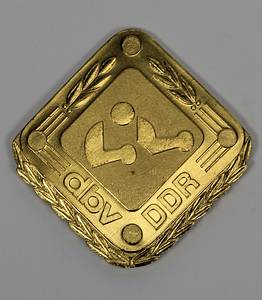  - Two winner's medals from the 1979 and 1980 East German Boxing Championships: 1) Gold medal inscribed "1979 East German Championship Senior Featherweight" with silk ribbon. 2) Bronze medal "1980 East German Championship Senior Light Middleweight" with silk ribbon. Each 8x8 cm in original box. Also included: an honorary plaque of the German Boxing Association (DBV) - East Germany with the inscription "Honorary Plaque Gerd Lang" on the reverse. Gilt bronze with an applied, enameled state coat of arms, 8.5x8.5 cm. --signs of usage Condition: B - Bild 6