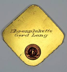  - Two winner's medals from the 1979 and 1980 East German Boxing Championships: 1) Gold medal inscribed "1979 East German Championship Senior Featherweight" with silk ribbon. 2) Bronze medal "1980 East German Championship Senior Light Middleweight" with silk ribbon. Each 8x8 cm in original box. Also included: an honorary plaque of the German Boxing Association (DBV) - East Germany with the inscription "Honorary Plaque Gerd Lang" on the reverse. Gilt bronze with an applied, enameled state coat of arms, 8.5x8.5 cm. --signs of usage Condition: B - Bild 7