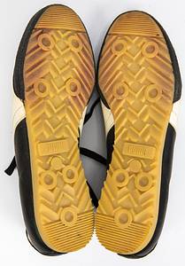  - Original Puma indoor football boots worn by Werner Weist for Werder Bremen from 1976-78. "Puma M+S Berti Vogts" size 8. Leather upper, synthetic sole. Status: ACA  --The football boots come directly from the collection of Werner Weist (1949-2019) - Borussia Dortmund 1968-1971 (72/34), Werder Bremen 1971-1977 (145/33), Stuttgarter Kickers (1977-1978; 10/1); 3x DFB U-23 1970 + 1971). The buyer receives a certificate of authenticity and confirmation from the Weist family regarding the provenance of the items. Condition: A- - Bild 3