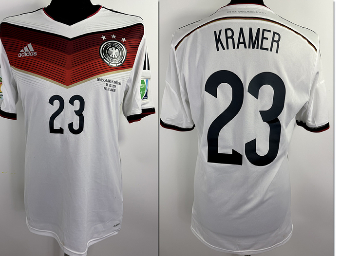 DFB -Trikot 2014 WM  | Original match issued DFB Spielertrikot mit der Nummer 23 von Christoph Kramer. Vorbereitet für das Finale der Fußball Weltmeisterschaft 2014 Deutschland-Argentinien am 13.07.2014 in Rio de Janeiro, Brasilien, was die deutsche Nationalmannschaft durch das Tor von Mario Götze gewann.Status AAB  Im "Endspiel wurde Kramer nach 31 Spielminuten gegen André Schürrle ausgewechselt, nachdem er sich in der 17. Minute durch einen Zusammenprall mit dem Argentinier Ezequiel Garay eine Gehirnerschütterung zugezogen und danach Schiedsrichter Nicola Rizzoli zweimal gefragt hatte, ob dies das WM-Finalspiel sei. Rizzoli bat daraufhin Jogi Löw, Kramer auszuwechseln." (wiki). Schürrle gab dann später die entscheidende Flanke für Mario Götze, der in der Verlängerung das 1:0 erzielte.