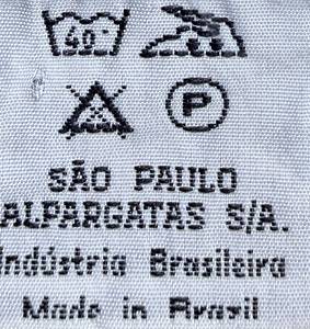  - Original match-worn Brazil shirt belonging to the legendary player Zico. It was worn by Zico during an international match in 1985/1986. The jersey originates from the collection of a DFB (German Football Association) staff member. Status: ABA. Short-sleeve shirt; Size M/L. The federation crest and manufacturer's logo were applied using the wet-flock process; the back number was applied using the wet-flock process. 53% Cotton; 47% Polyamide; Made in Brazil. Condition: A- - Bild 2