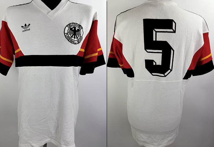 DFB - Trikot 1986 WM  | Für das WM-Finale 1986 in Mexiko Deutschland gegen Argentinien wurde dieses besondere Trikot ursprünglich für Matthias Herget vorbereitet. Das Shirt basiert auf dem seltenen weißen adidas-Design im Stil des damaligen Trainingsoberteils.ach damaliger Entscheidung der FIFA kam dieses Trikot im Finale jedoch nicht zum Einsatz. Da Argentinien als Heimteam geführt wurde, galt die Farbkombination des weißen deutschen Trikots im Zusammenspiel mit den hellblauen argentinischen Streifen als zu ähnlich. Um mögliche Verwechslungen zu vermeiden, lief das DFB -Team deshalb erneut im grünen Auswärtstrikot aus dem Vorrundenspiel gegen Uruguay auf. Trikot kommt aus der Sammlung vom deutschen Nationalspieler Matthias Herget Status AAA,