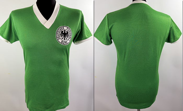 DFB  - Trikot 1975  | Original match worn DFB Trainingstrikot. Wurde in Trainigsspielen in den Jahren 1974-77 eingesetzt. Status AAA